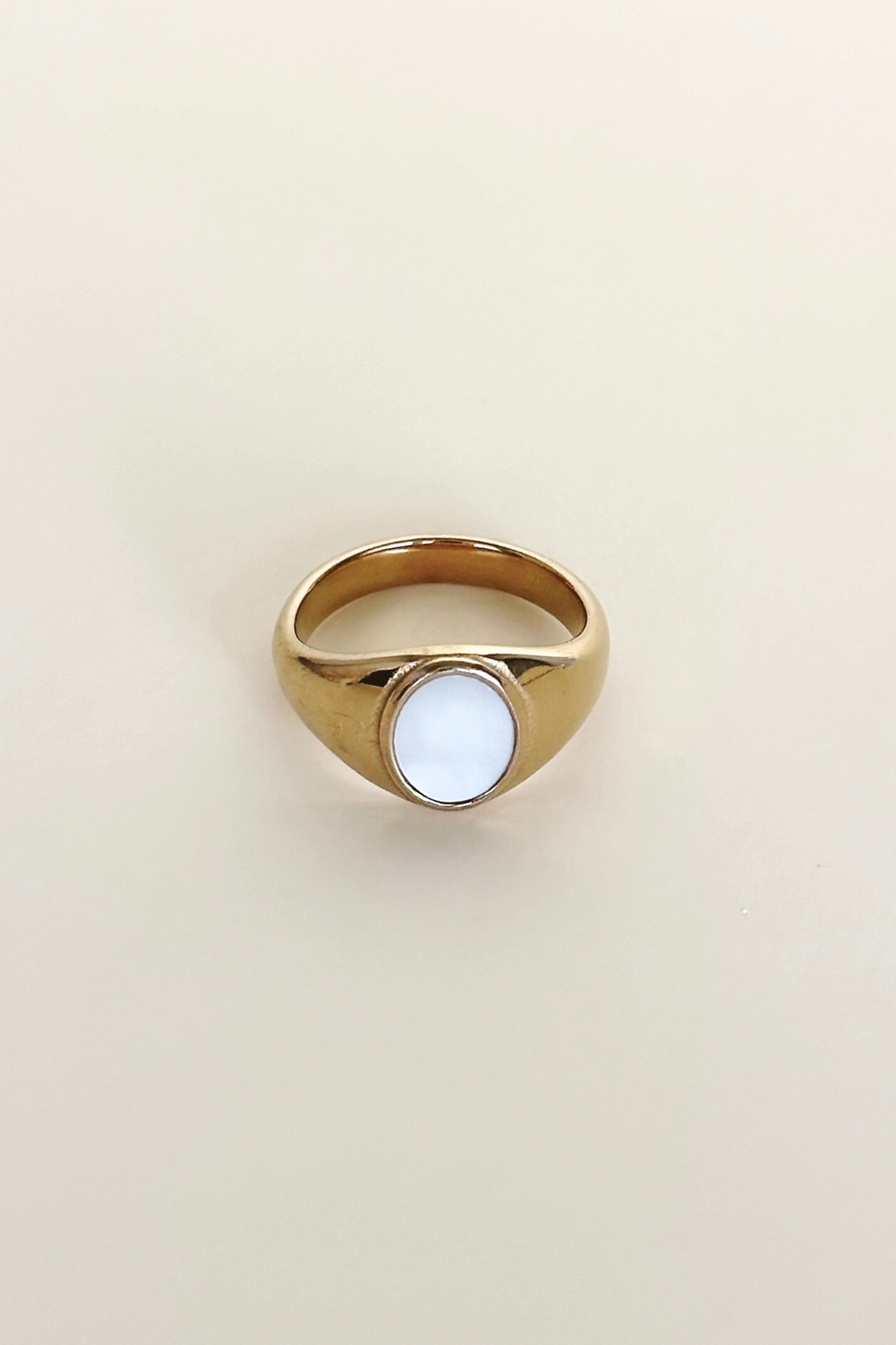 Shelly Oval White Shell Ring | 18K Gold Plated