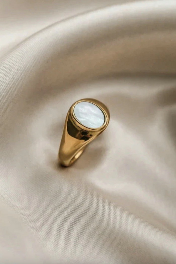 Shelly Oval White Shell Ring | 18K Gold Plated