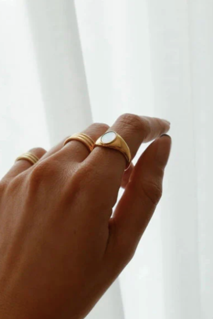 Shelly Oval White Shell Ring | 18K Gold Plated
